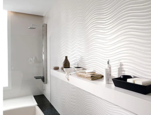 Dinding dengan aksen keramik bertekstur berbentuk 3D